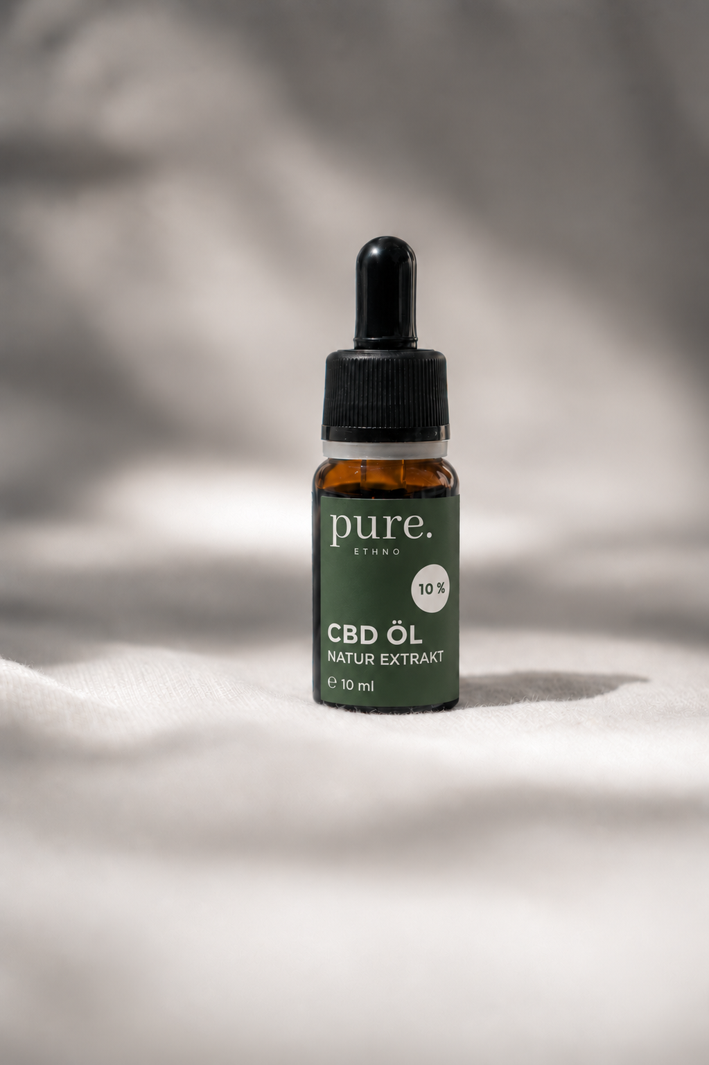 pure. ethno CBD Öl Full Spectrum auf weißem Hintergrund