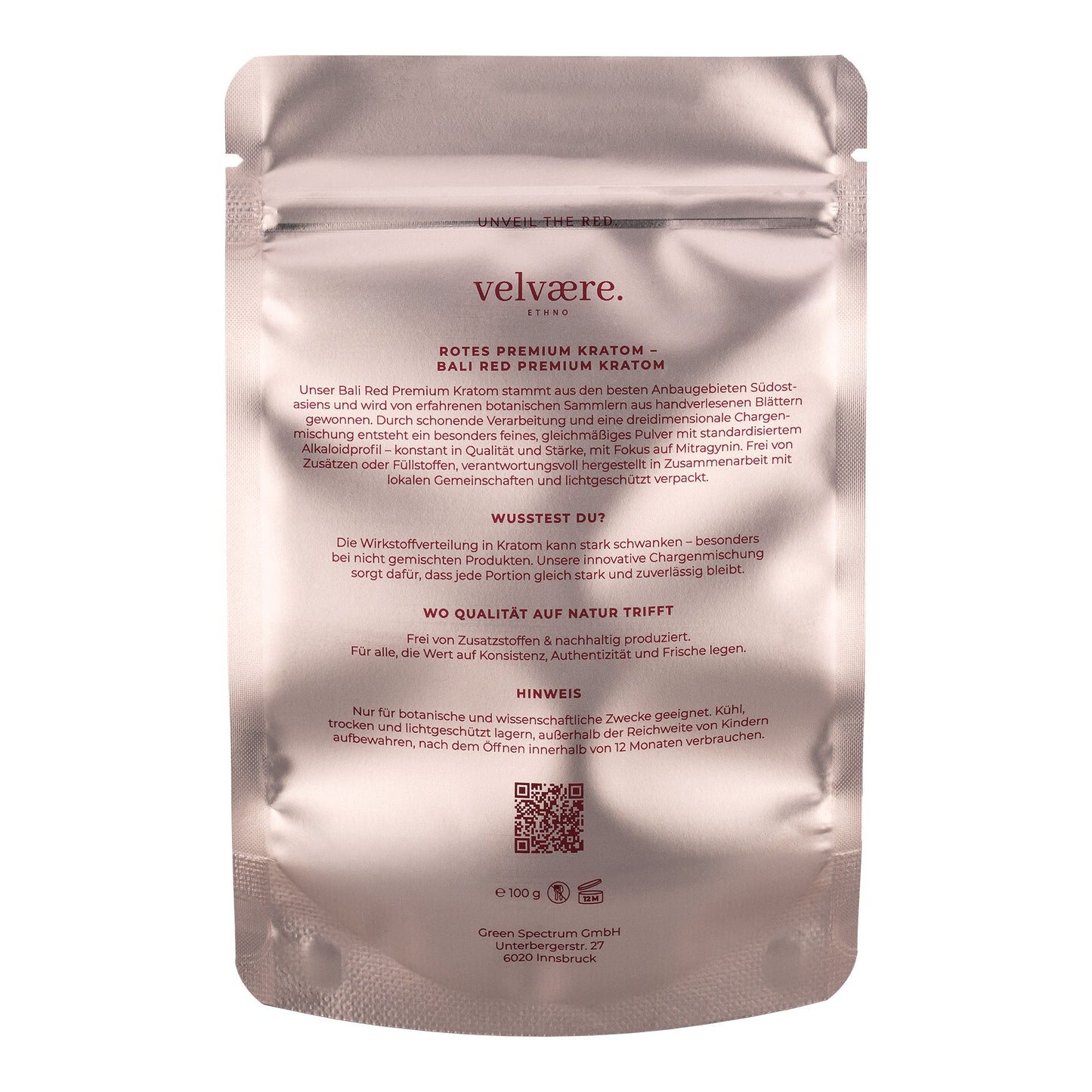 Rückseite der Velvaere Bali Red Premium Kratom Verpackung – Produktinformationen, Anwendungshinweise und Qualitätsmerkmale auf roter Verpackung