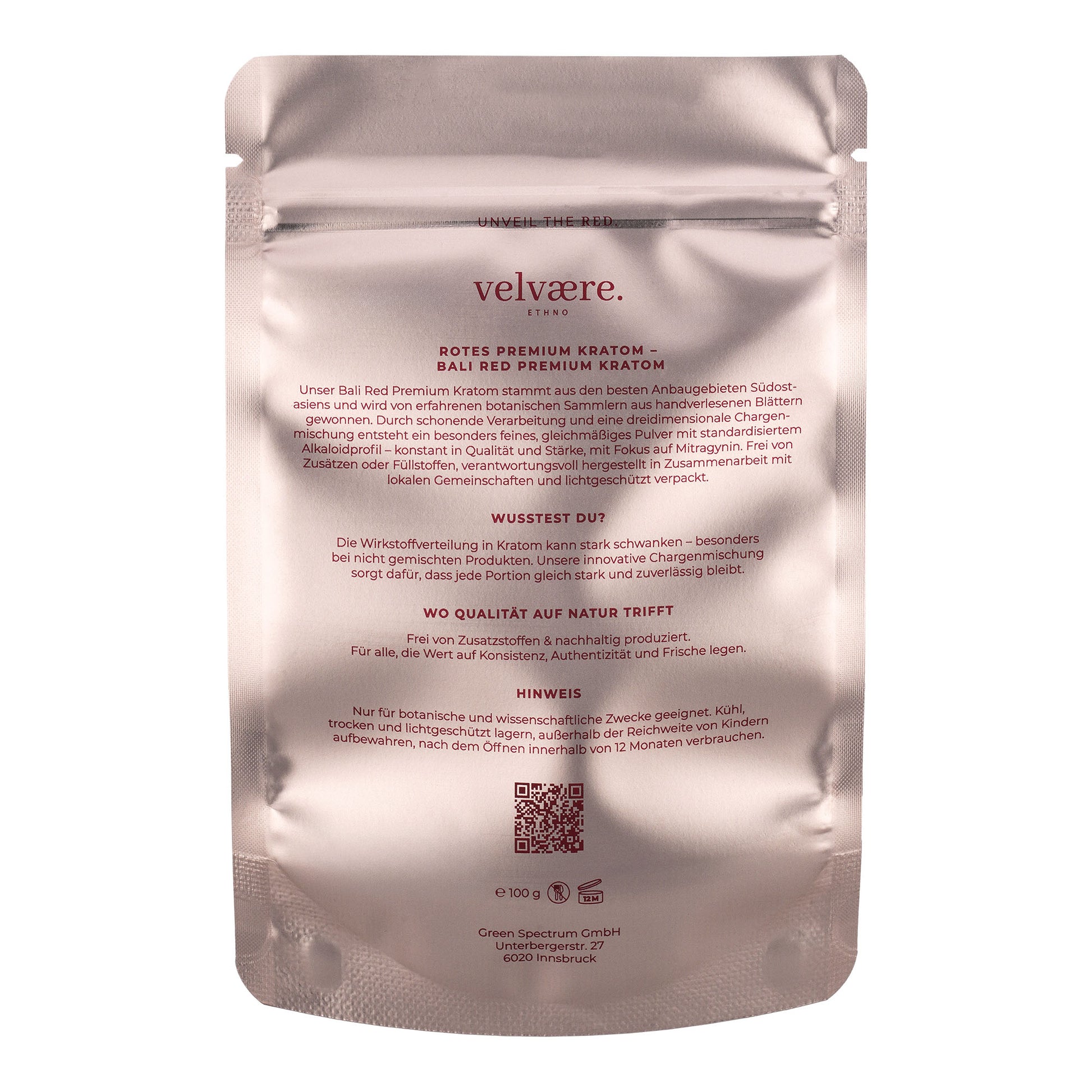 Rückseite der Velvaere Bali Red Premium Kratom Verpackung – Produktinformationen, Anwendungshinweise und Qualitätsmerkmale auf roter Verpackung