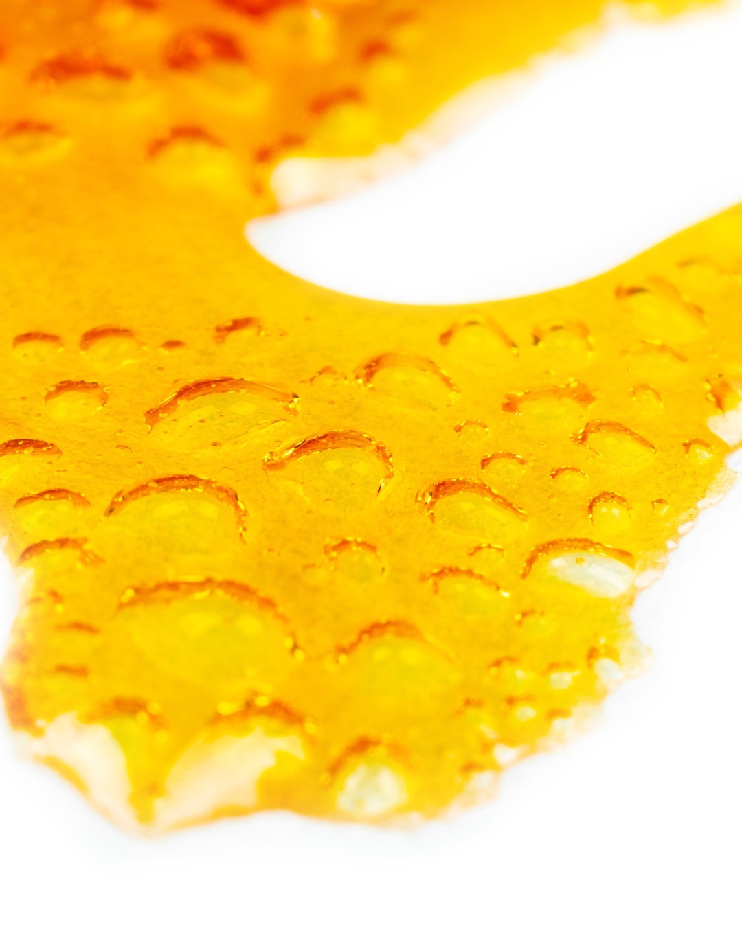 CBD Shatter Nahaufnahme – brüchiges CBD Extrakt Konzentrat aus Hanf