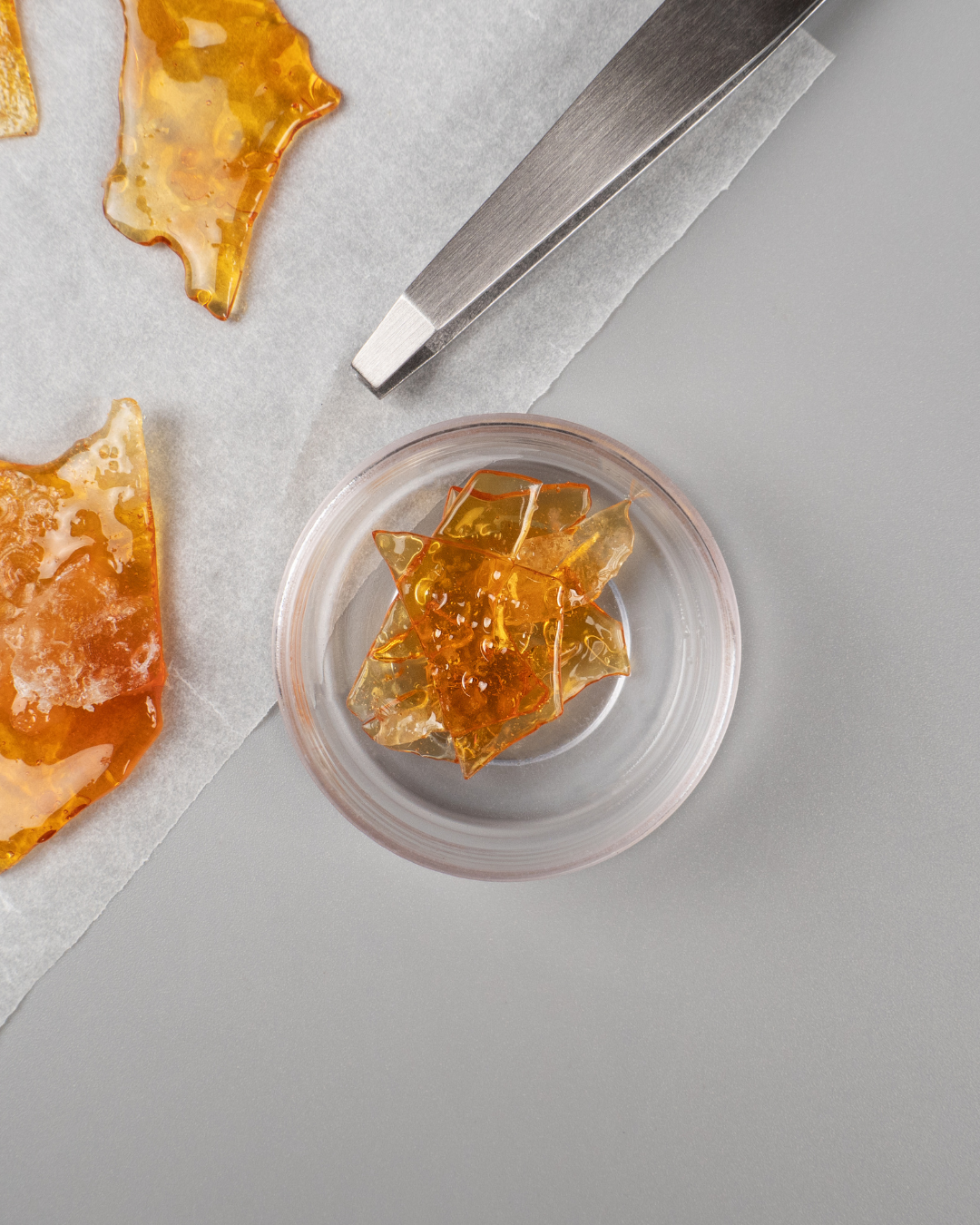 CBD Shatter Stücke – hochreines Cannabidiol Extrakt im Dab Container