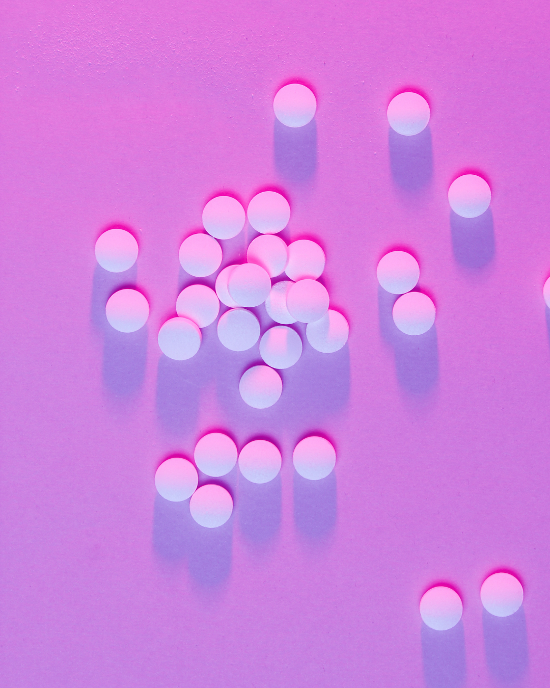 4-proMet Tabletten – synthetische Abwandlung von Psilocybin aus psychoaktiven Pilzen, dargestellt als moderne Wirkstofftabletten