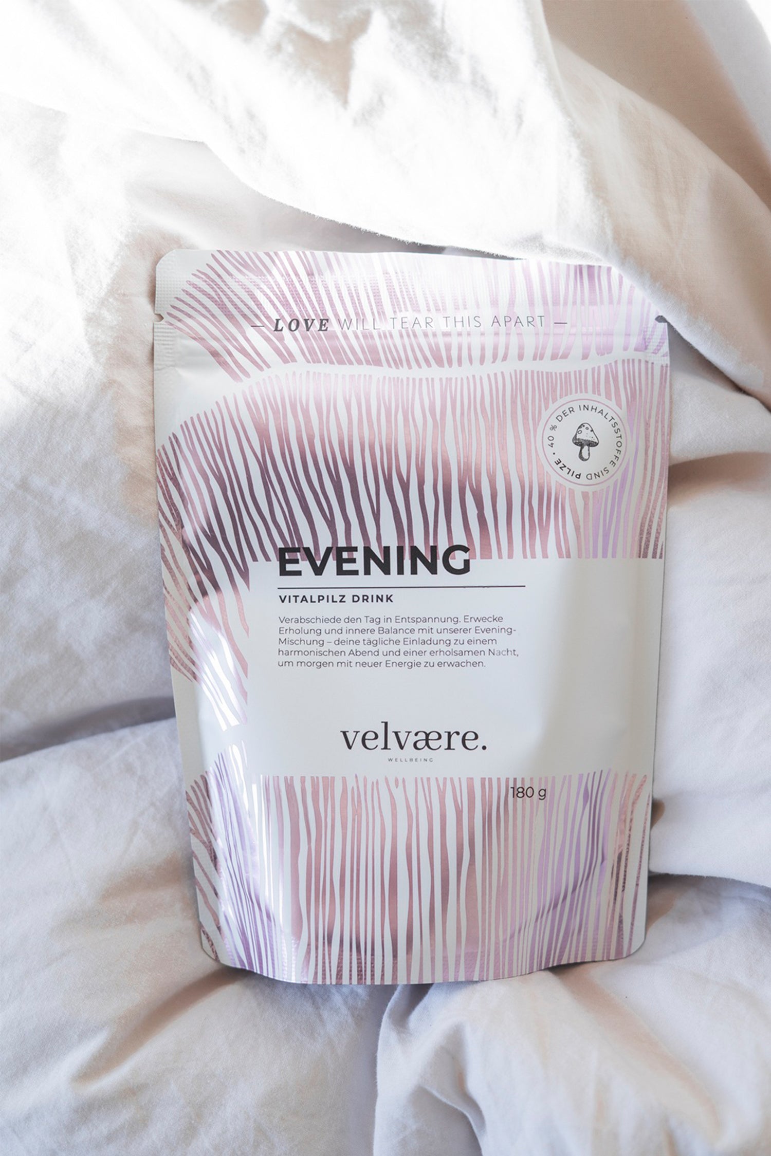 Velvaere EVENING Vitalpilz Drink auf weißer Bettwäsche. Die natürliche Abendmischung mit Vitalpilzen für Entspannung, innere Balance und einen erholsamen Schlaf.
