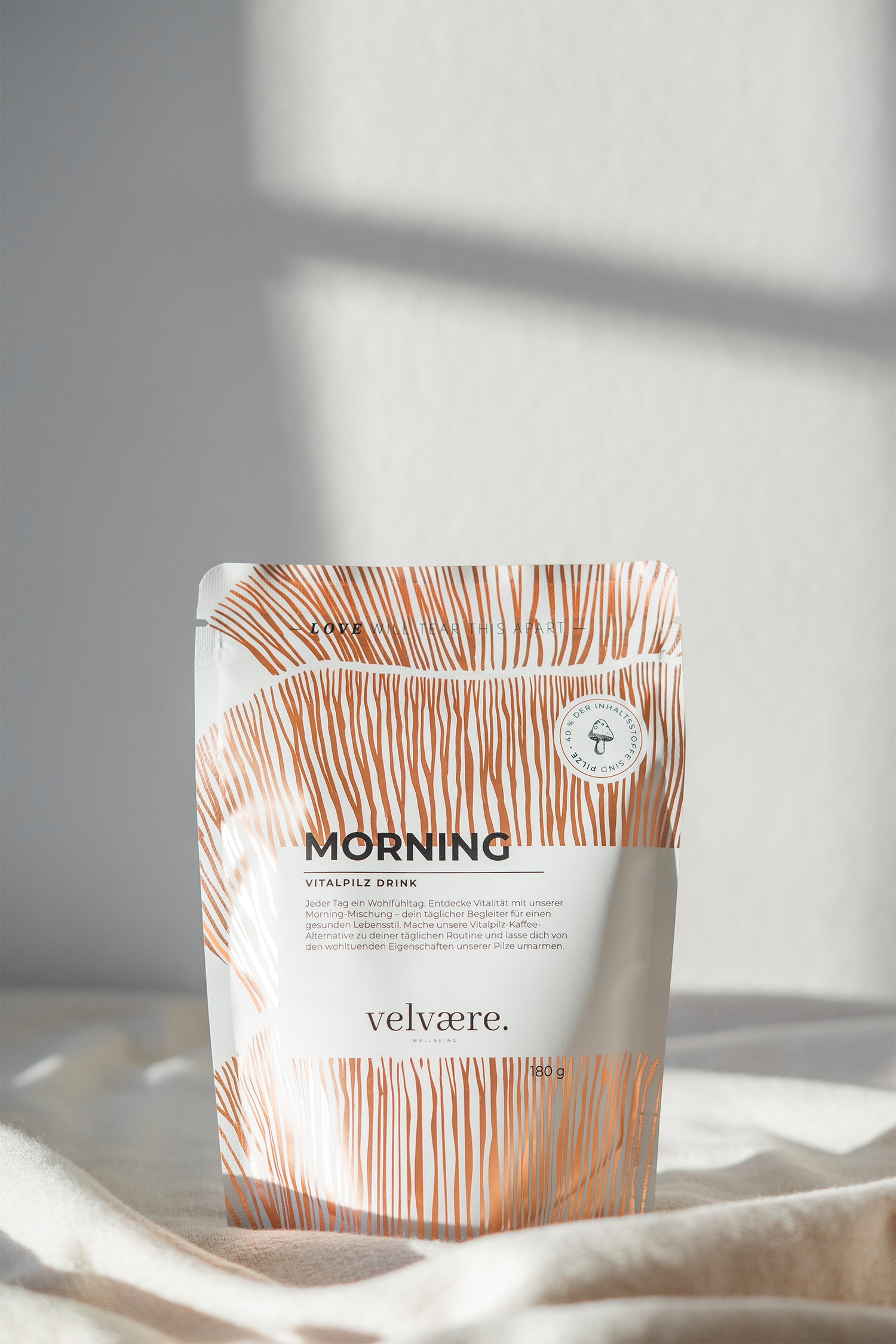 Velvaere MORNING Vitalpilz Drink in einer stilvollen Produktaufnahme mit natürlichem Morgenlicht und weichen Schatten. Natürliche Kaffee-Alternative für Energie, Fokus und Wohlbefinden.